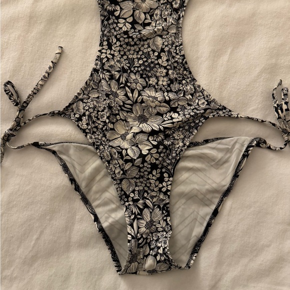 Charlie by Matthew Zink monokini black and white floral print size s/p - Picture 6 of 10